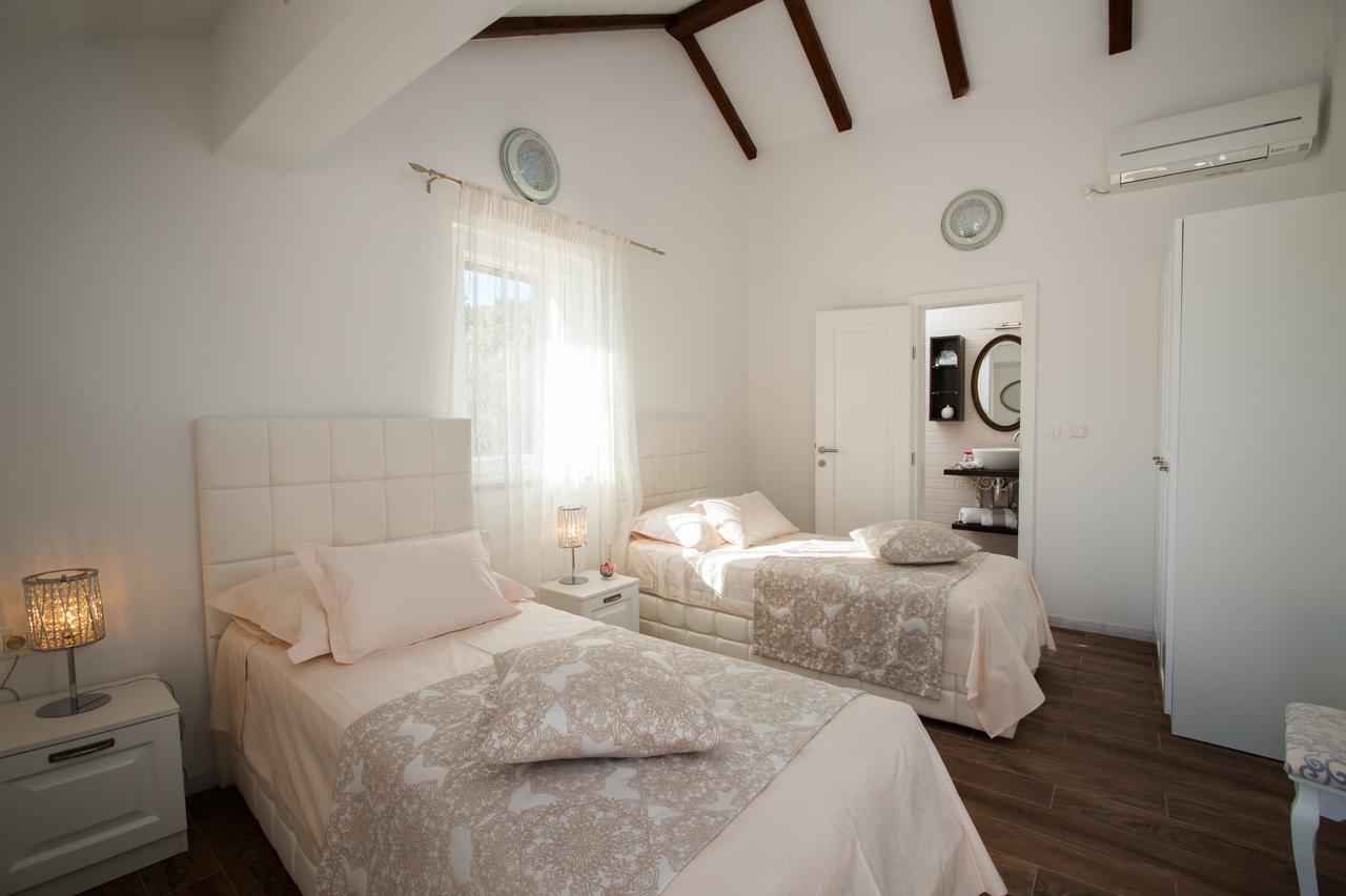 Luxury Villa Kate - In Lucice Bay With Turquoise Sea, Amazing Seaviews, And Heated Pool Milna  Exteriér fotografie
